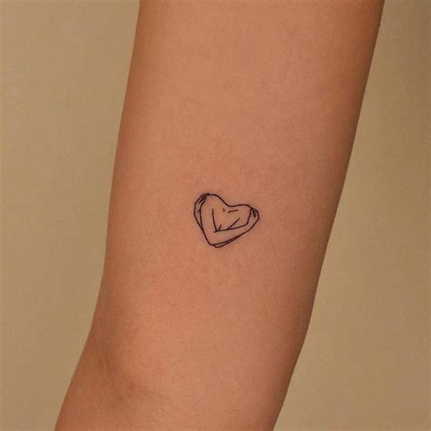 tatuaje de corazon pequeño|20 tatuajes de corazones: pequeños, simples,。